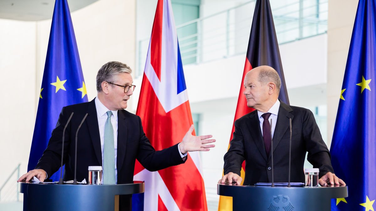 El primer ministro británico, Keir Starmer, ayer con Olaf Scholz. - EUROPA PRESS