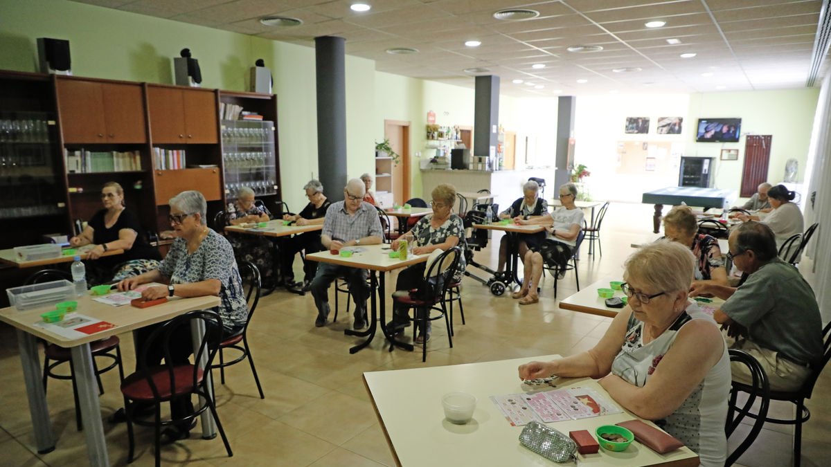 Els jubilats de Vilanova de Segrià al casal social jugant al bingo, una activitat que s’ofereix de dilluns a dissabte. - AMADO FORROLLA