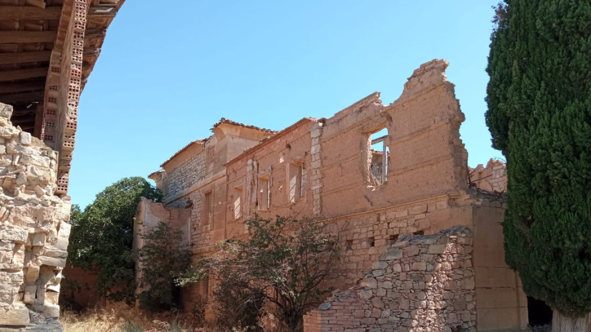 Estado actual de la Casa Valmanya en Alcarràs, que se ha agravado en los últimos años. - SALVEM CAL MACIÀ