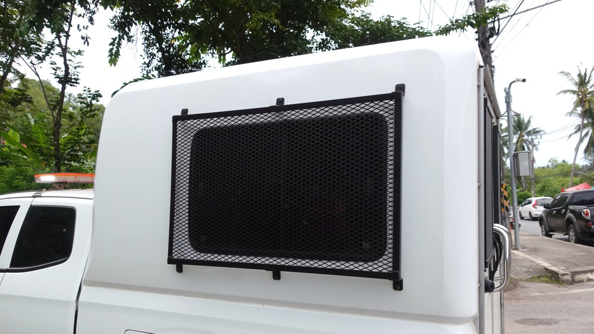 Un furgón policial transporta hasta el tribunal de Samui al español Daniel Sancho, condenado en Tailandia a cadena perpétua por el asesinato del colombiano Edwin Arrieta.