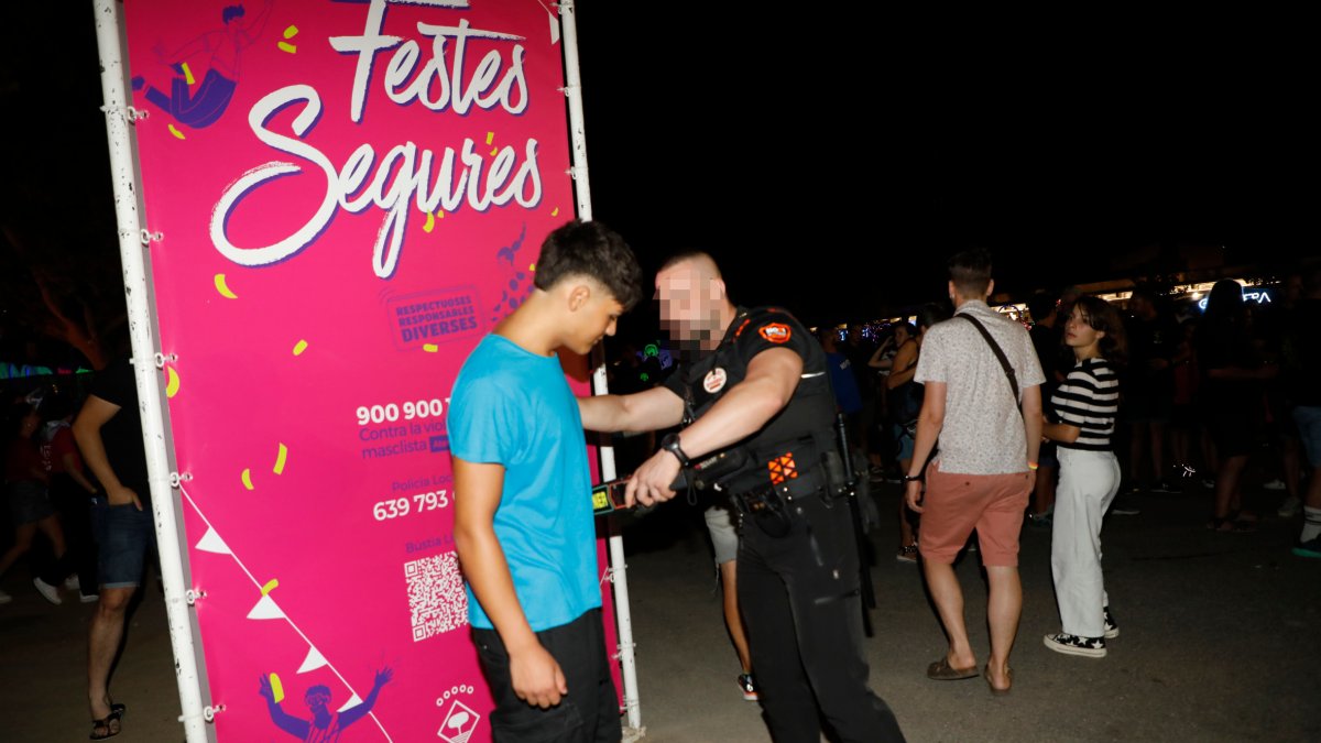 Detectors de metall a Alcarràs ■ Els accessos a la zona de penyes d’Alcarràs tenen aquest any com
a novetat l’ocupació per part del servei de seguretat privada de detectors de metall que permetin
evitar la introducció d’armes blanques al recinte