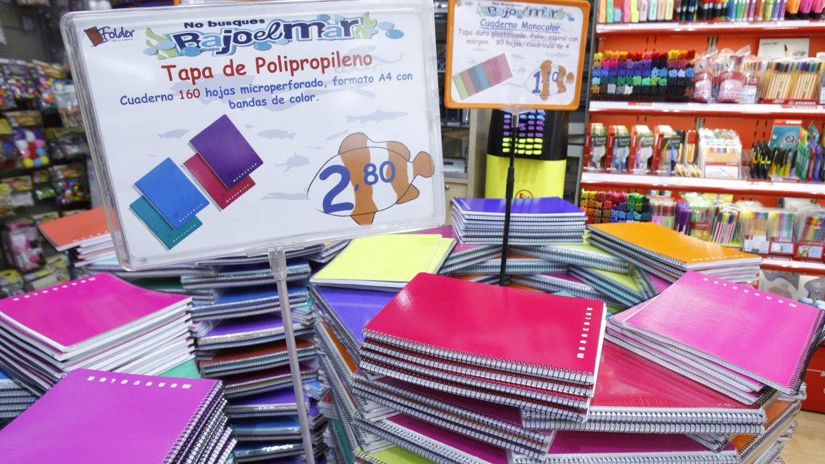 Imatge d’arxiu|arxivament de material escolar d’una papereria.