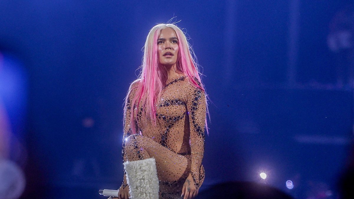 Karol G durante una actuación en el Santiago Bernabeu. 