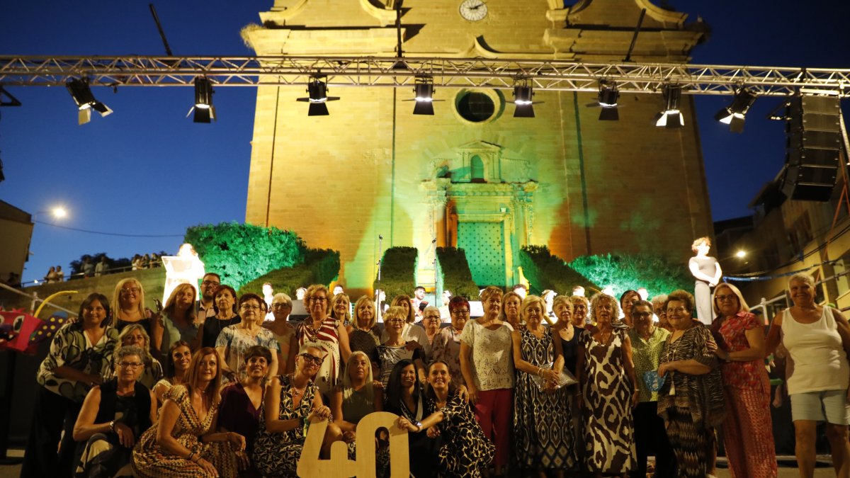 Foto de grupo de las socias de la Associació de Mestresses de Casa de Alcarràs momentos después del pregón en la plaza de l’Església el miércoles.