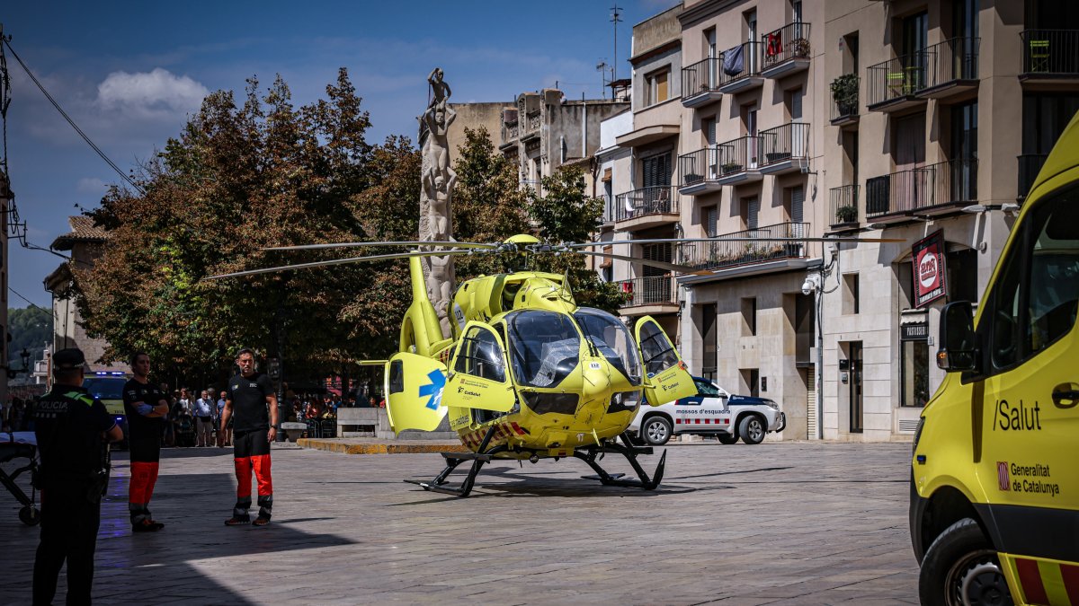 El helicóptero del SEM que ha trasladado a la castellera de la Vella de Valls después de una caída en la festividad de Sant Fèlix