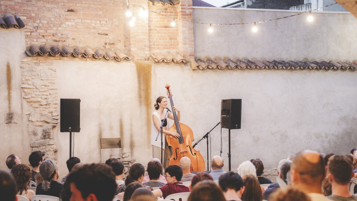 Actuación de Magalí Datzira en el Festival Minúscul de Mollerussa