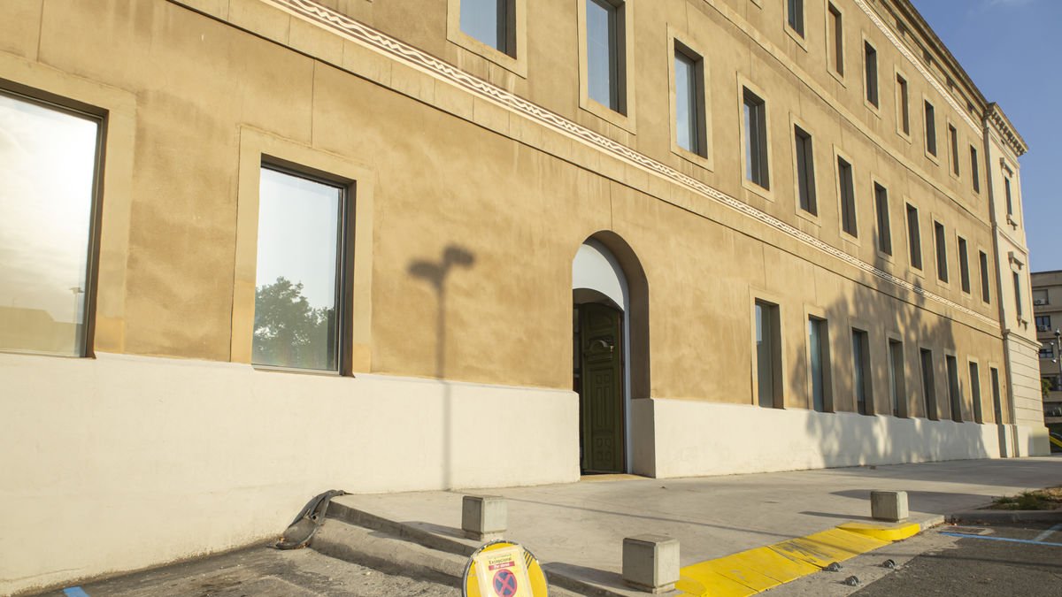 Acceso provisional a la Biblioteca desde la fachada posterior, frente al parking de la Illa de la Maternitat. - JORDI ECHEVARRIA