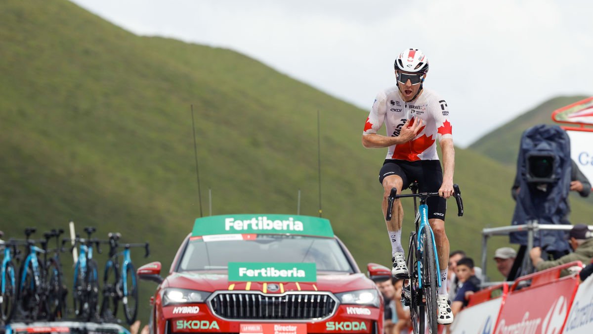 Michael Woods, ganador ayer en el Puerto de Ancares. - EFE