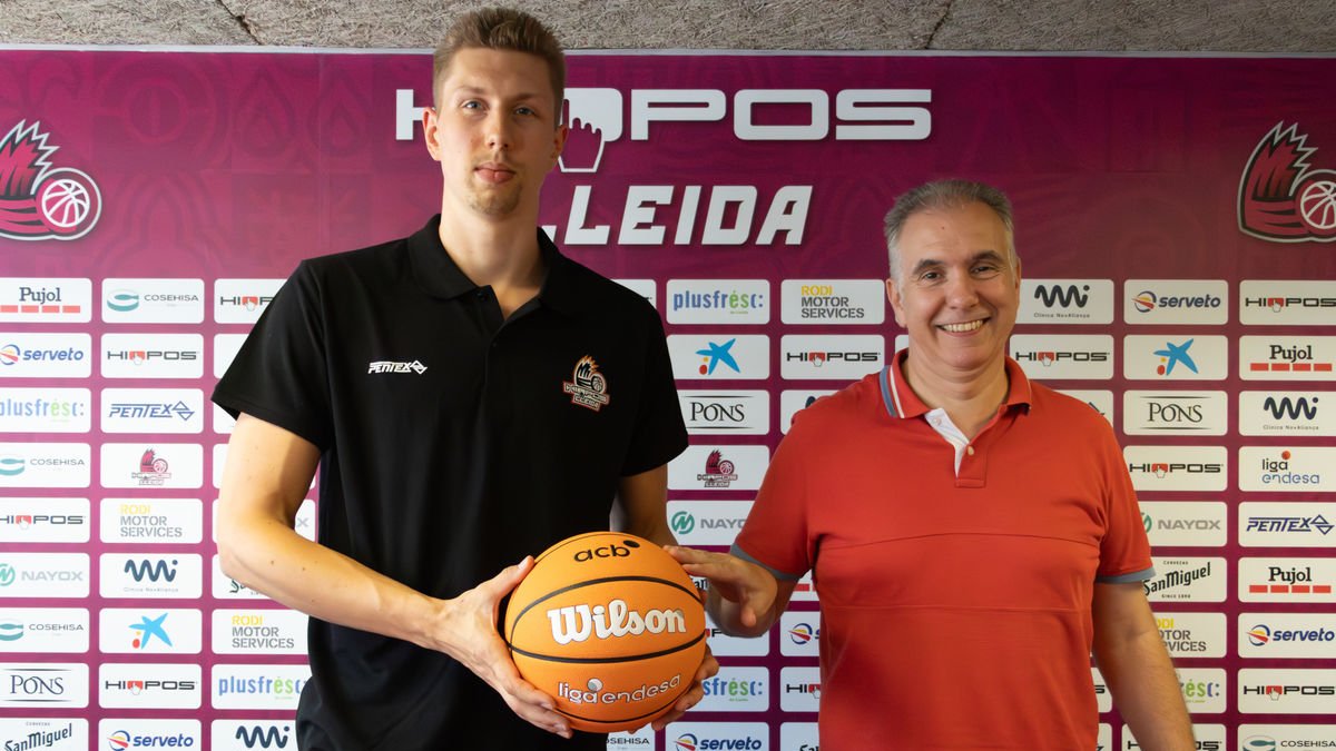Alexander Madsen, amb Joaquín Prado durant la presentació com a jugador de l’Hiopos Lleida. - JAVI ENJUANES