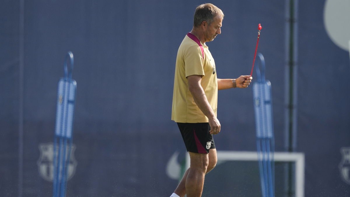 Hansi Flick, ahir durant la sessió d’entrenament prèvia al partit davant del Valladolid. - EFE/ ALEJANDRO GARCÍA