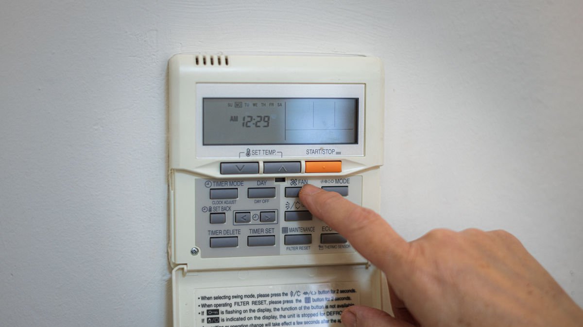 Las altas temperaturas han mantendo al alza la factura de la luz. - JORDI BORRÀS/ACN