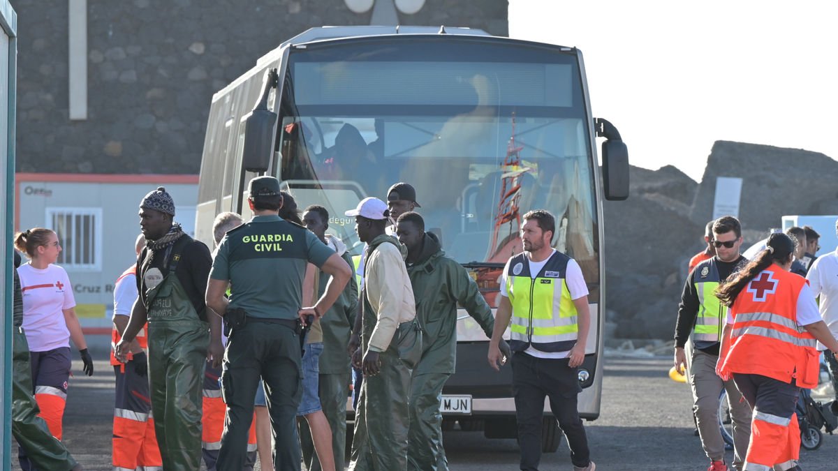 Sigue la llegada de pateras  ■  Un total de veinte varones migrantes, entre ellos un menor de edad, fueron interceptados por la Guardia Civil el jueves por la noche cuando arribaron en una embarcación al litoral del municipio malagueño de Nerja,  ... - EUROPA PRES/ARCHIVO