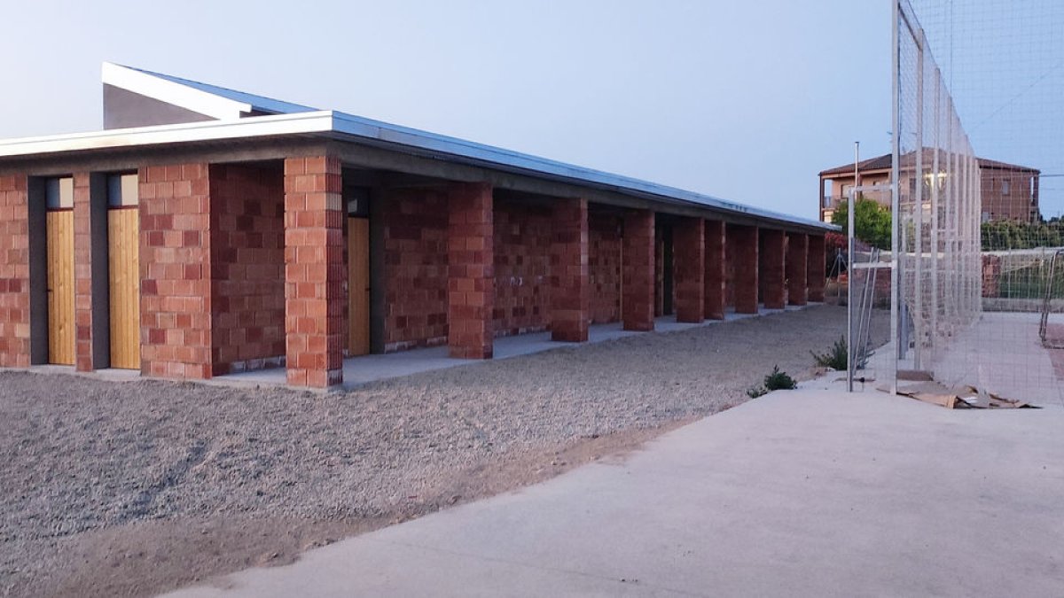 Los vestuarios que se han construido en la pista deportiva. - AJUNTAMENT DE TORRELAMEU