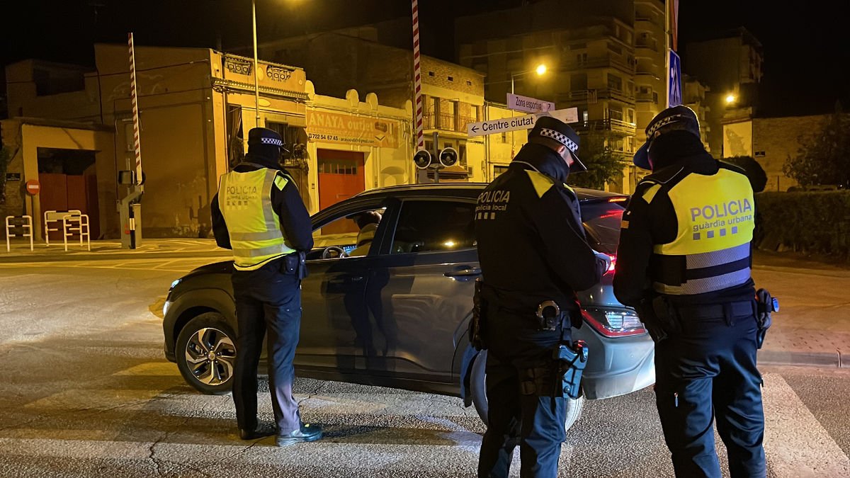 Imagen de archivo de un control de la policía local de Balaguer. - A. BALAGUER