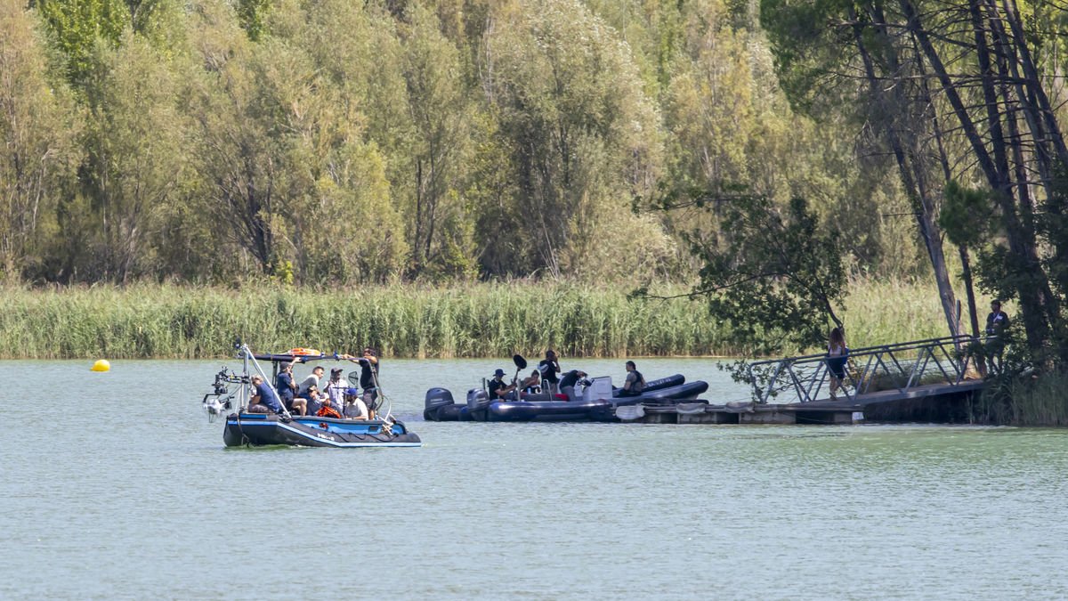 Equip de rodatge, ahir en dos barques pneumàtiques a la zona de la platgeta del pantà de Cellers. - JORDI ECHEVARRIA