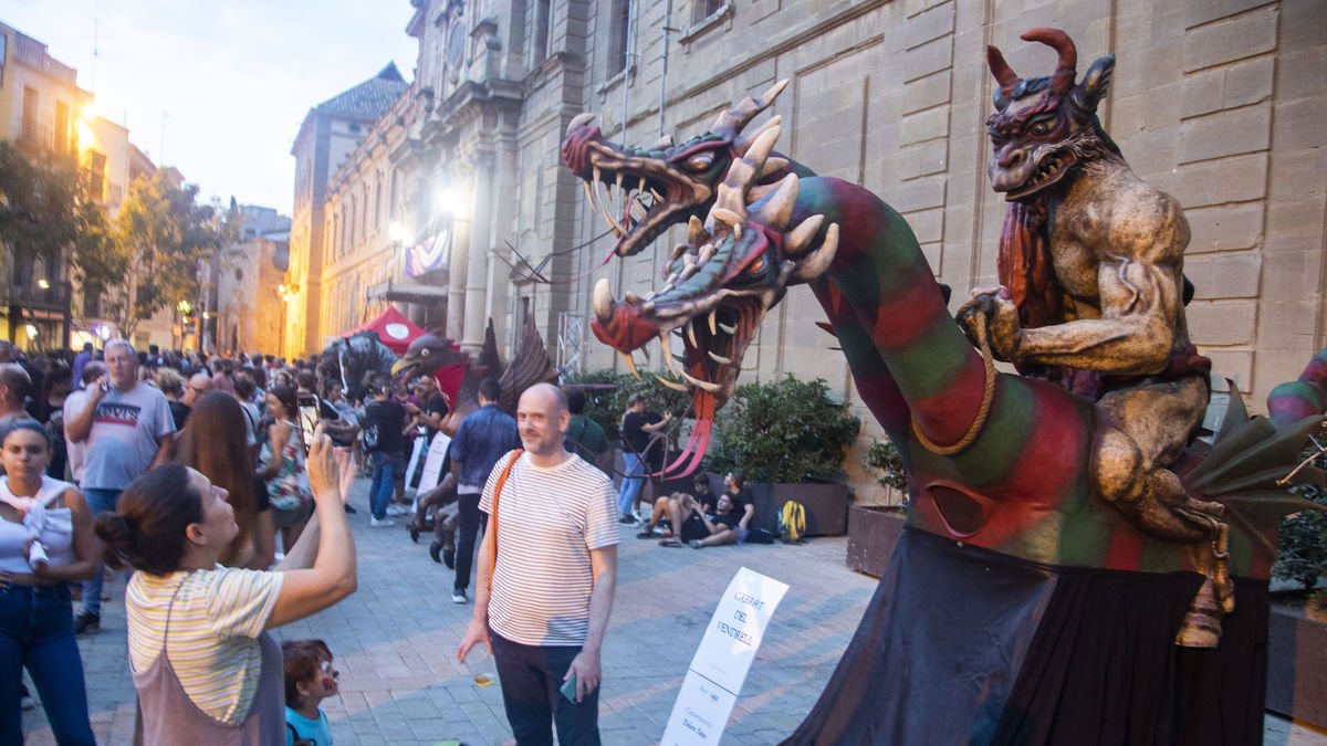 ‘Plantada’ bestial  ■  Seis bestias de fuego lucieron plantadas ayer por la tarde en la plaza Universitat de Cervera, jornada en la que también abrió puertas la Fira del Gran Boc. A partir de medianoche estaba previsto que las Band Tokades es ... - LAIA PEDRÓS
