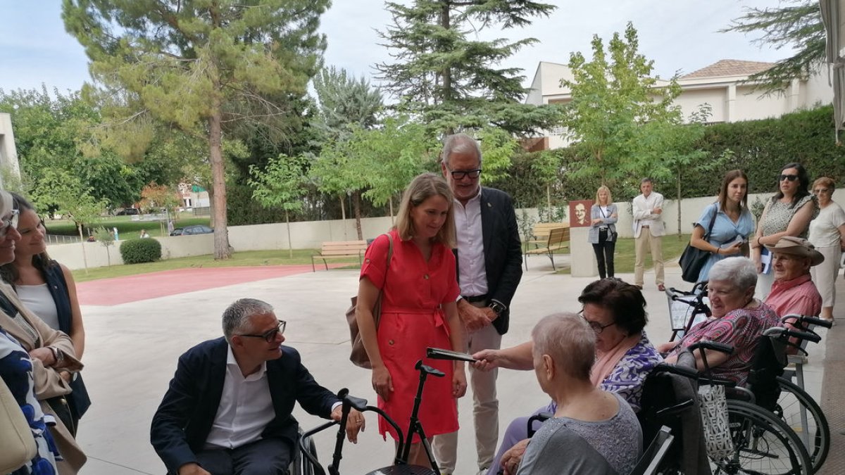 Latorre, la consellera y el alcalde, ayer en la Llar de Sant Josep. - S.E.