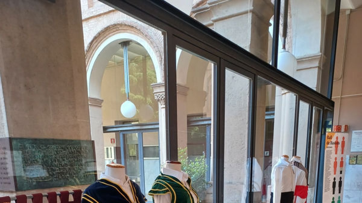 La exposición en los pasillos de los dos claustros del edificio del Rectorado se estrenará mañana lunes. - XAVIER RAMON MOLINS