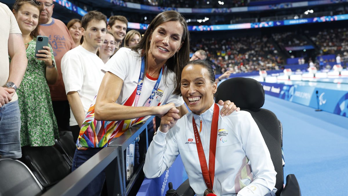 Teresa Perales és felicitada per la reina Letícia. - EFE/ JAVIER ETXEZARRETA