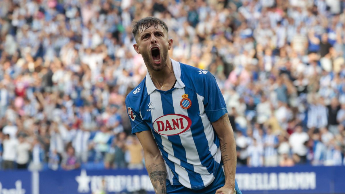 Carlos Romero celebra el gol que empató el partido. - EFE/TONI ALBIR