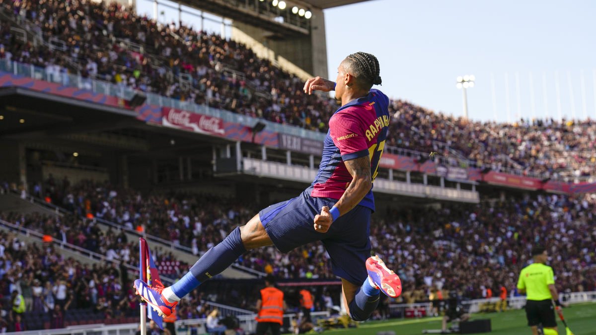 Raphinha, autor d’un hat-trick, celebra un dels seus gols amb un gran salt. - EUROPA PRESS