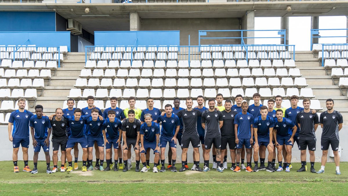 Imatge de grup de la plantilla i el cos tècnic del Lleida per a la temporada 2024-25, que compta amb quinze fitxatges i set jugadors renovats i no ha pogut disputar la pretemporada al Camp d’Esports pel canvi de la gespa. - PAU PASCUAL