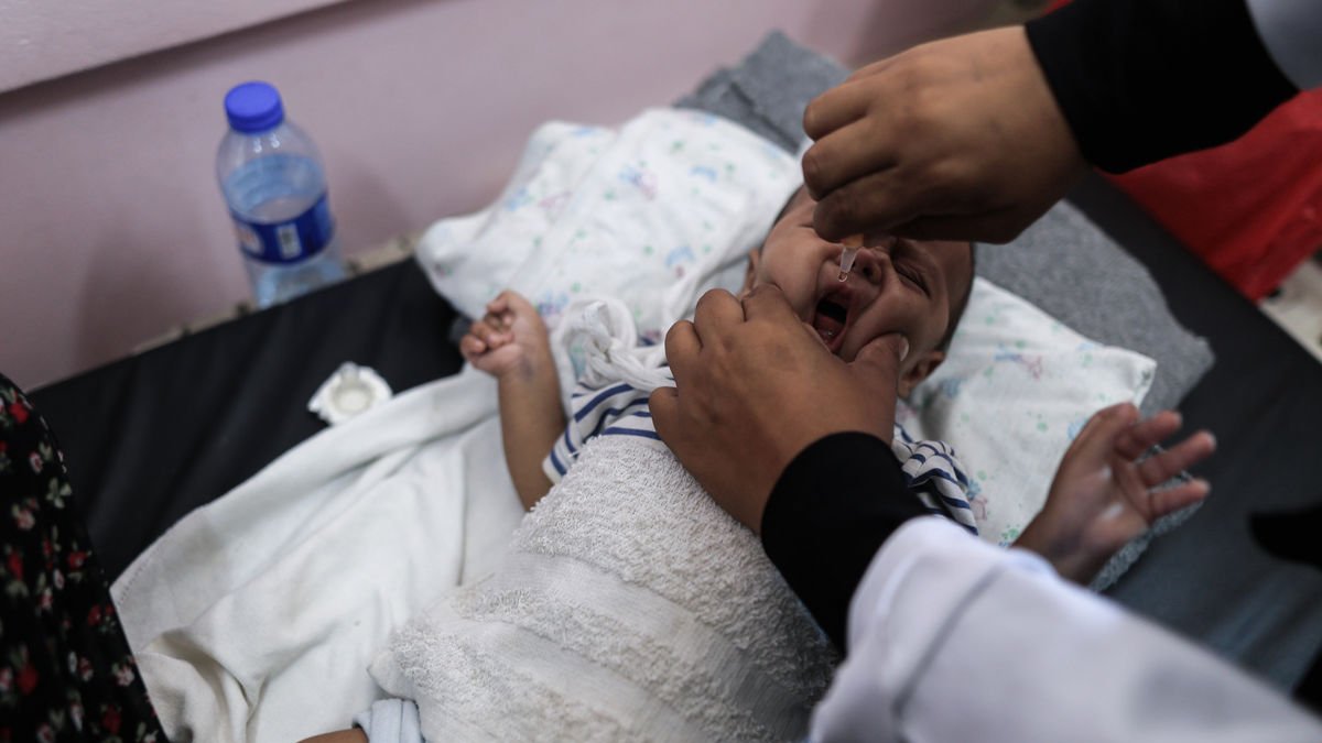 Un bebé palestino está siendo vacunado un el hospital Nasser. - EUROPA PRESS / CONTACTO / SAHER ALGHORRA