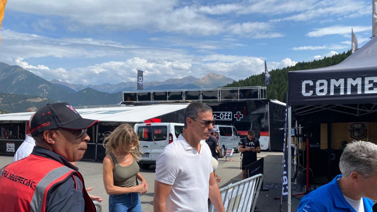 El president i la seua esposa, al campionat del món de BTT que se celebra a Andorra ■ El president del Govern espanyol, Pedro Sánchez, va visitar ahir les instal·lacions dels Mundials de BTT, que se celebren a Pal Arinsal, amb la seua esposa Beg ... - DIARI D’ANDORRA