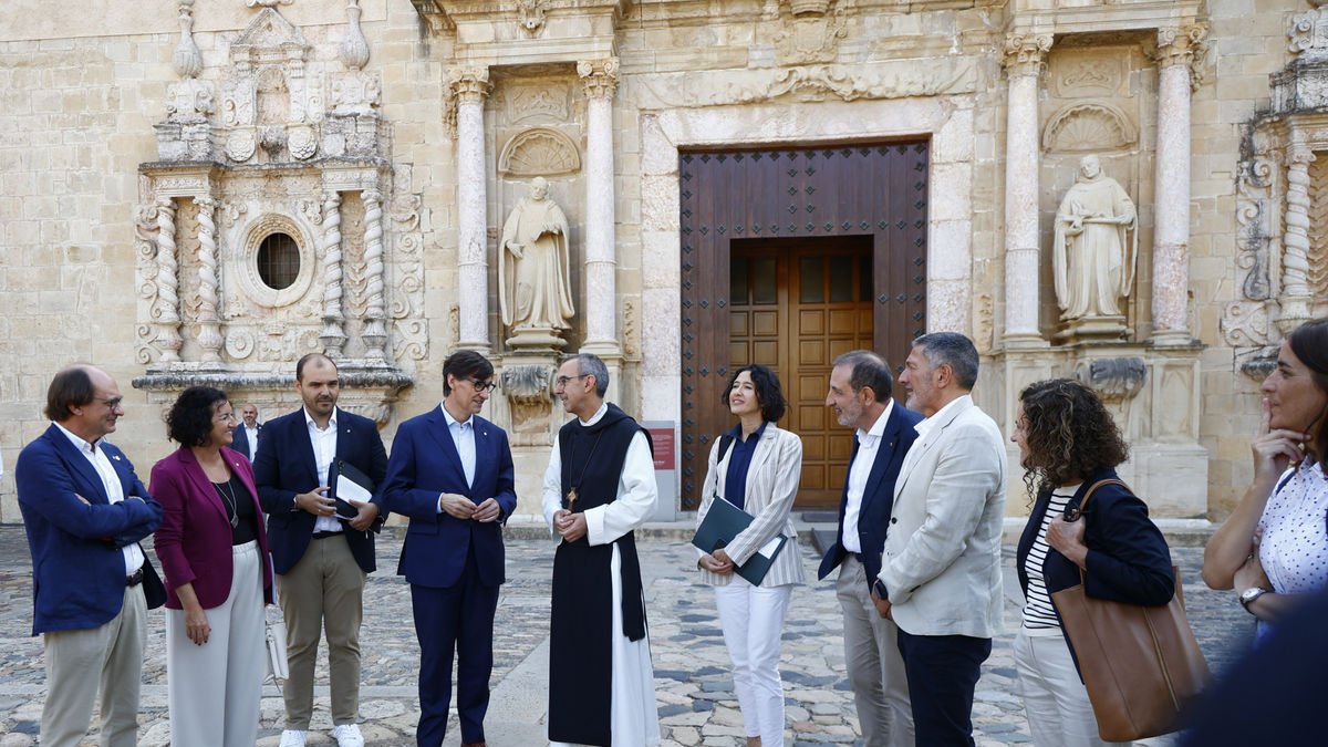 Imagen del president de la Generalitat, Salvador Illa, y sus 16 consellers en el Monestir de Poblet. - EFE/ QUIQUE GARCÍA