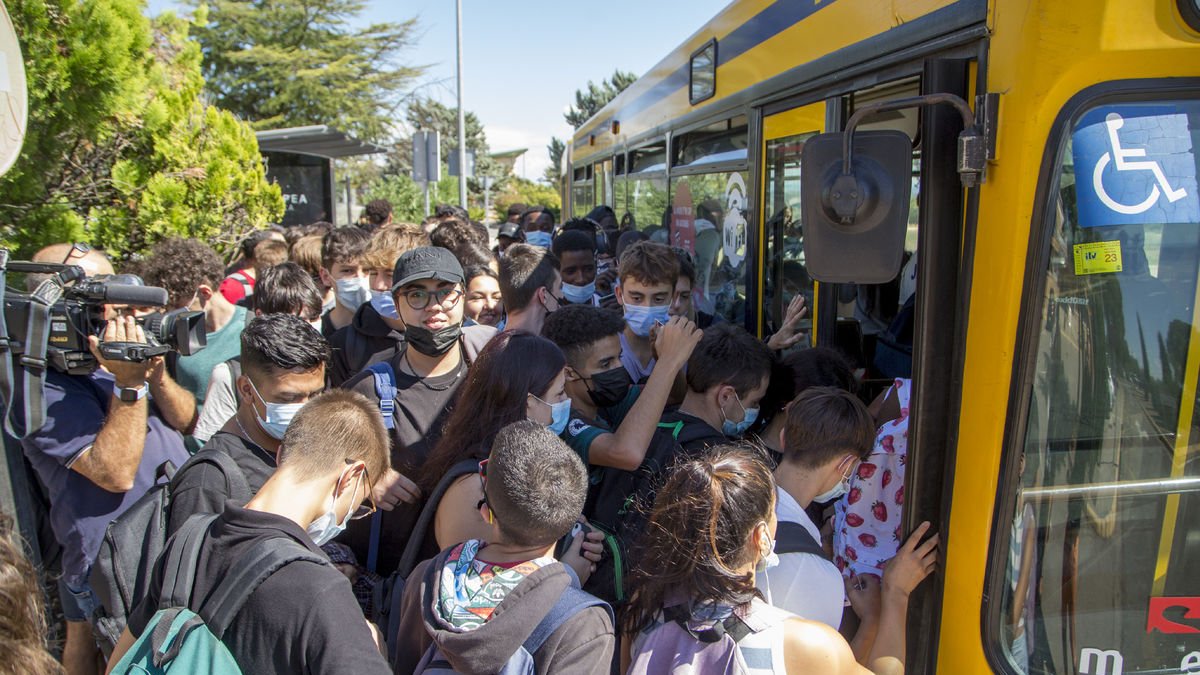 Imagen de archivo de un bus de la Caparrella abarrotado. - SEGRE