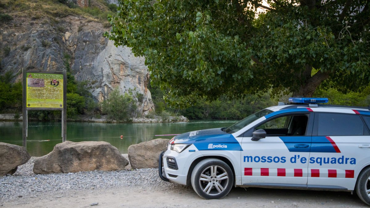 Un vehículo de los Mossos, ayer en la zona donde se ahogó un hombre en el río Segre en Camarasa. - GERARD HOYAS