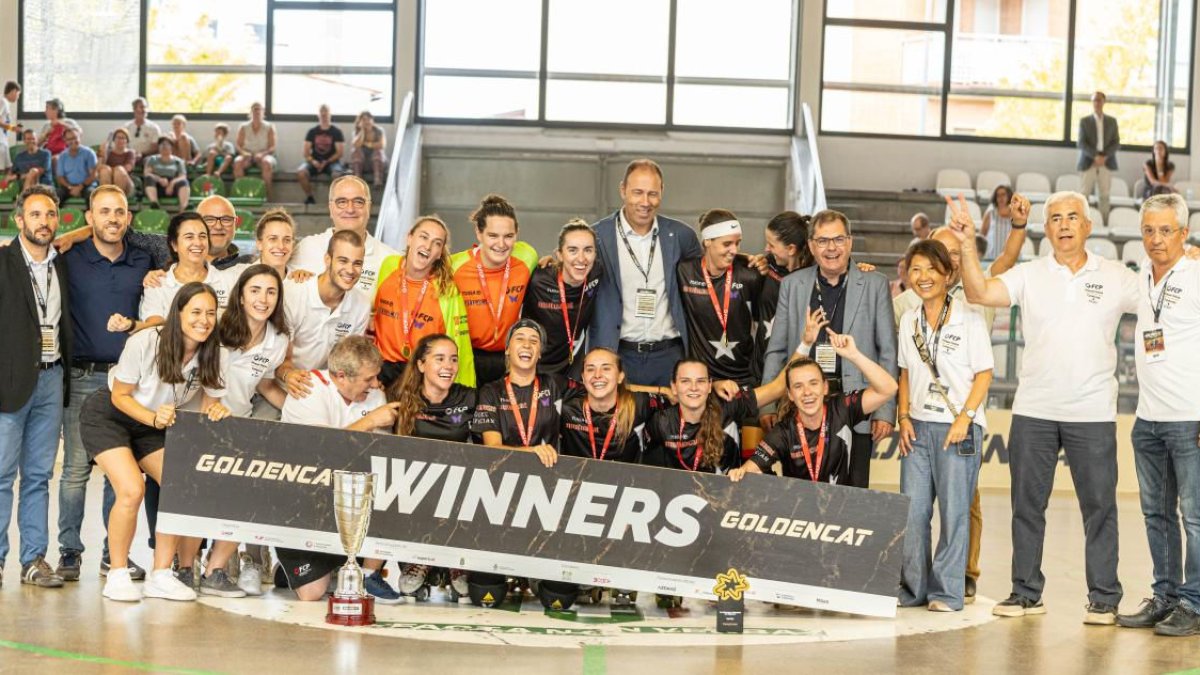 La selección catalana femenina de hockey sobre patines celebra el título de la GoldenCat. - FEDERACIÓ CATALANA DE PATINATGE