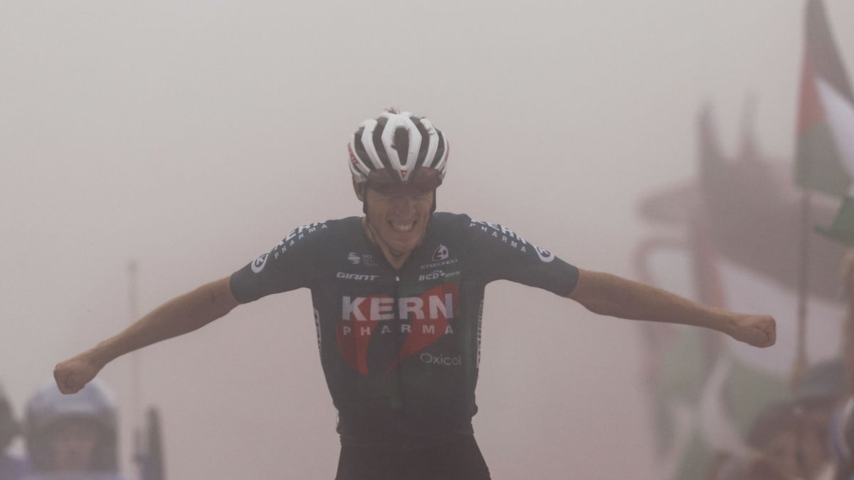 Pablo Castrillo entra vencedor a la meta entre la niebla. - EFE/JAVIER LIZÓN