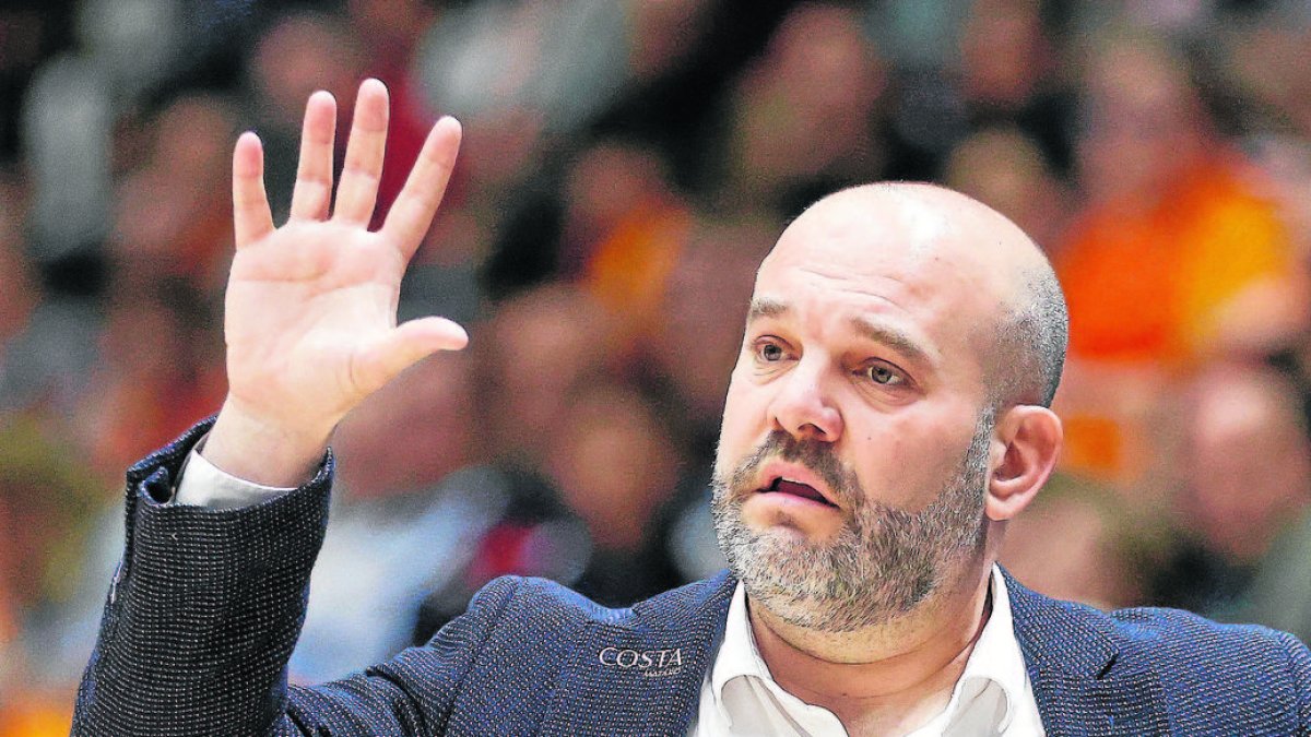 Isaac Fernández durante un partido de la pasada temporada como técnico del Barça CBS. - MIGUEL A. POLO