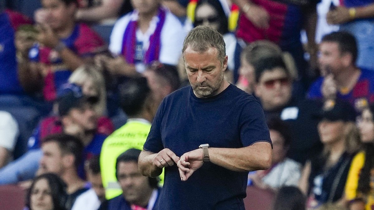 Hansi Flick mira el rellotge durant el partit de dissabte passat davant del Valladolid. - EFE/ ALEJANDRO GARCIA