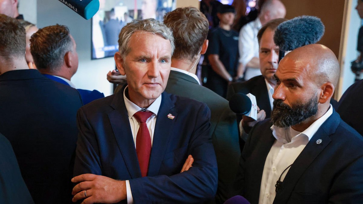 Bjoern Hoecke, principal candidato de la AfD en los comicios de Turingia, habla con los periodistas. - EFE/EPA/CLEMENS BILAN