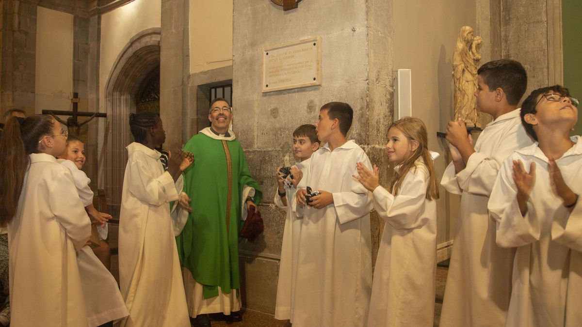 Mn. Josep M. Vilaseca, amb els escolans després de descobrir la placa commemorativa. - LAIA PEDRÓS