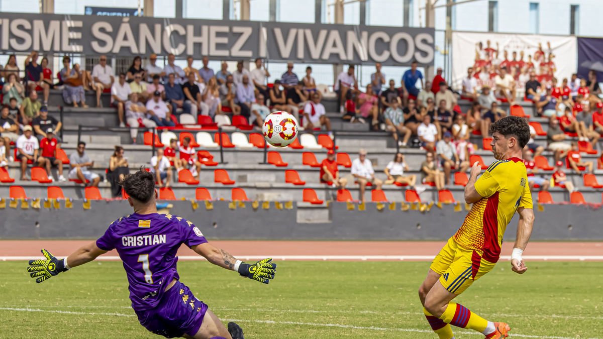 Adri Gené se topa con el meta Torrelavid en una de las ocasiones más claras del Lleida en el partido. - JORDI ECHEVARRIA