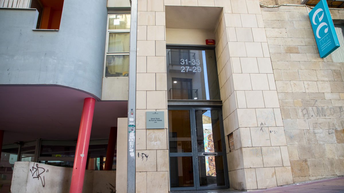 El portal on van succeir els fets, al carrer Cavallers. - GERARD HOYAS