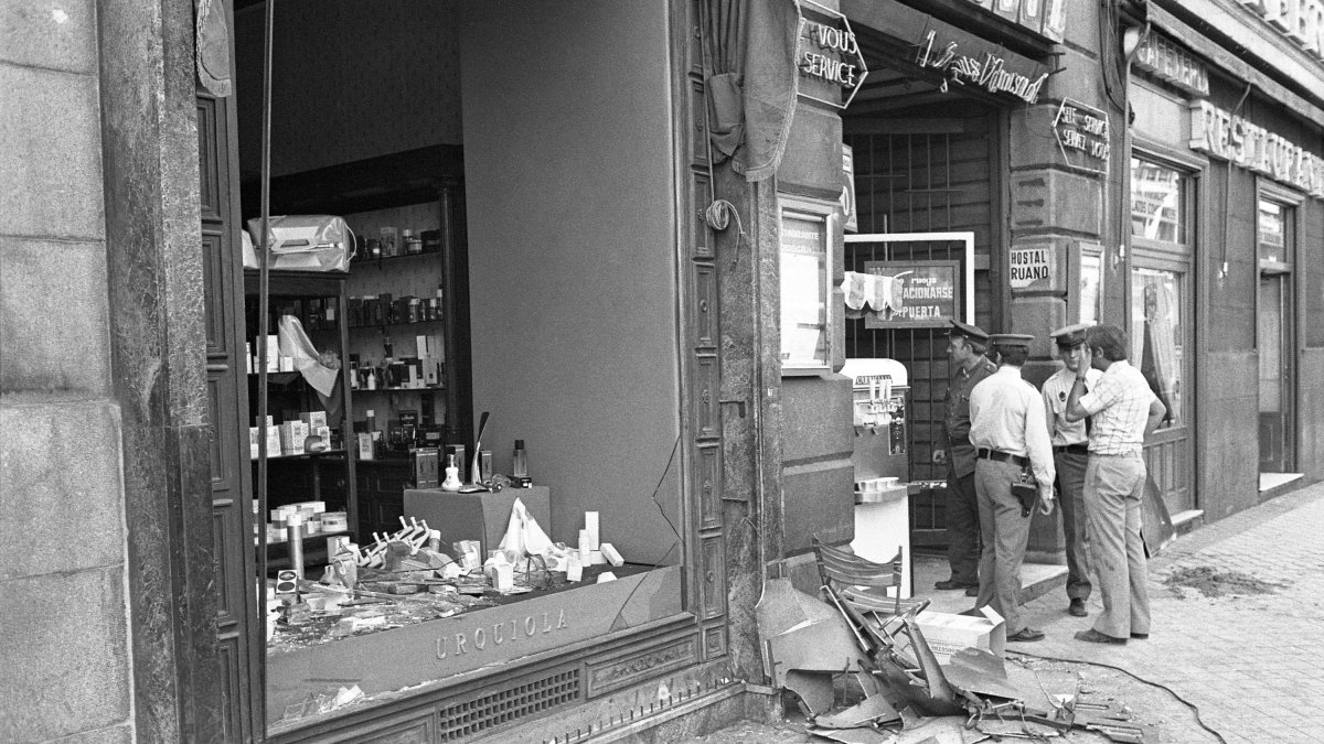 Personal de seguridad en la entrada de la cafetería