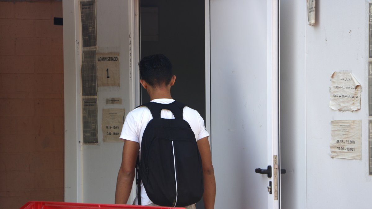 Un hombre accediendo a los servicios del dispositivo para temporeros en el pabellón 3 de Fira de Lleida