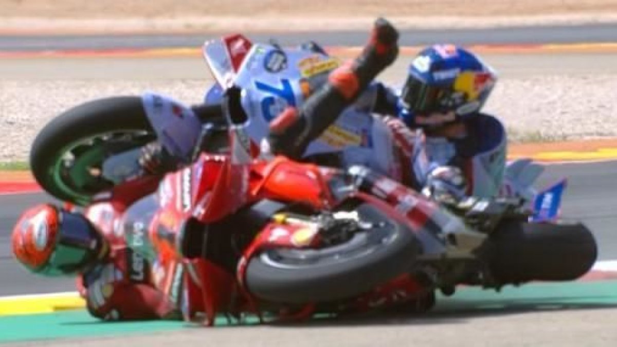 Imagen de la retransmisión televisiva del contancto entre Àlex Márquez y Bagnaia.