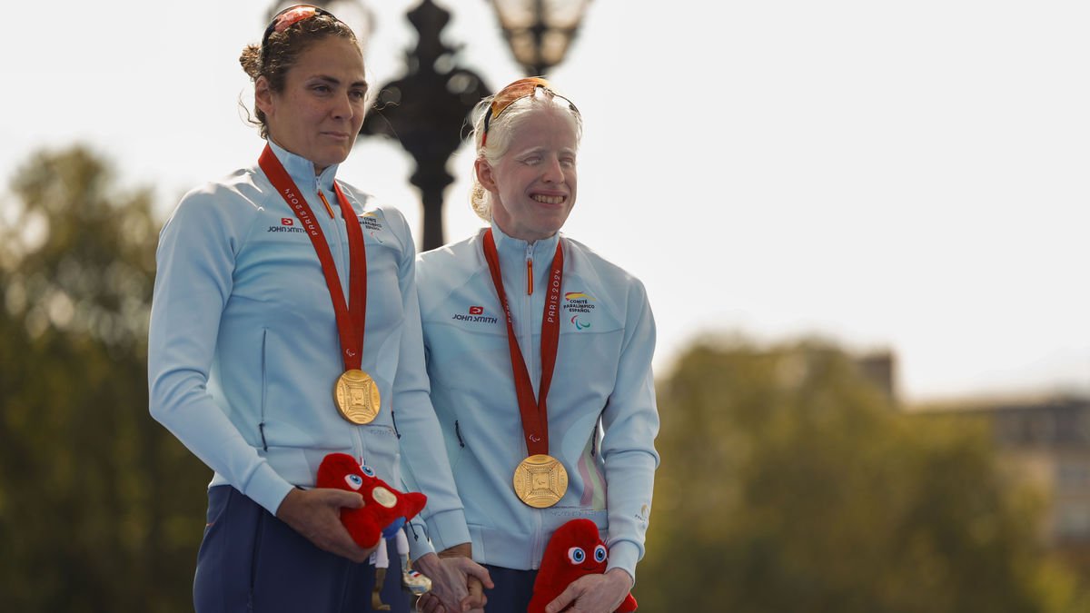 Susana Rodríguez, a la dreta, amb la seua guia Sara Pérez. - EFE / JAVIER ETXEZARRETA