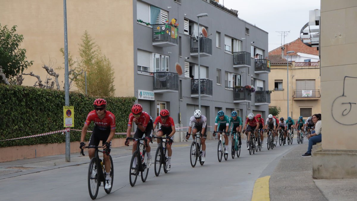 Un moment de la prova masculina amb els corredors en fila pels carrers de les Borges Blanques. - LAURA QUINTANA