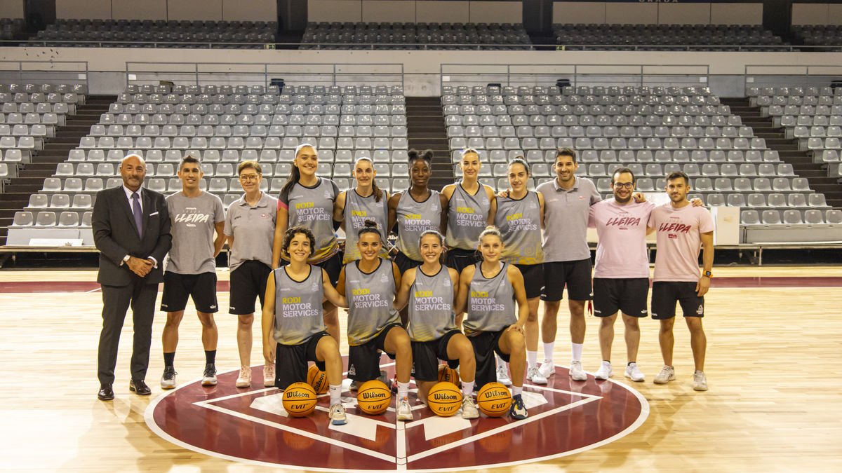 La plantilla posa amb l’staff tècnic i el directiu Toni Cudós. - JORDI ECHEVARRIA