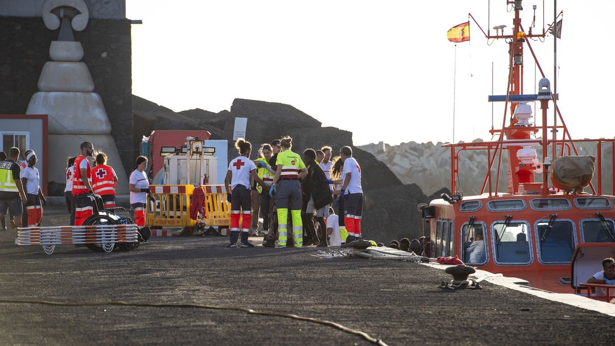 Los servicios sanitarios atienden a migrantes llegados en cayuco a la isla de El Hierro este fin de semana. - EUROPA PRESS