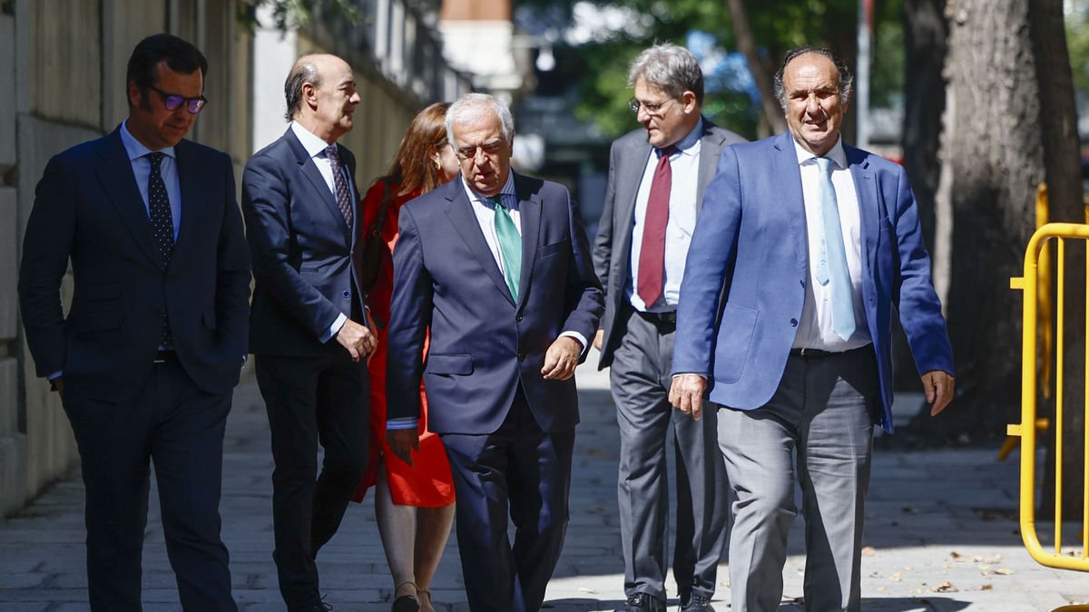 Diversos vocals ahir arribant a la seu del Consell General del Poder Judicial a Madrid. - EFE