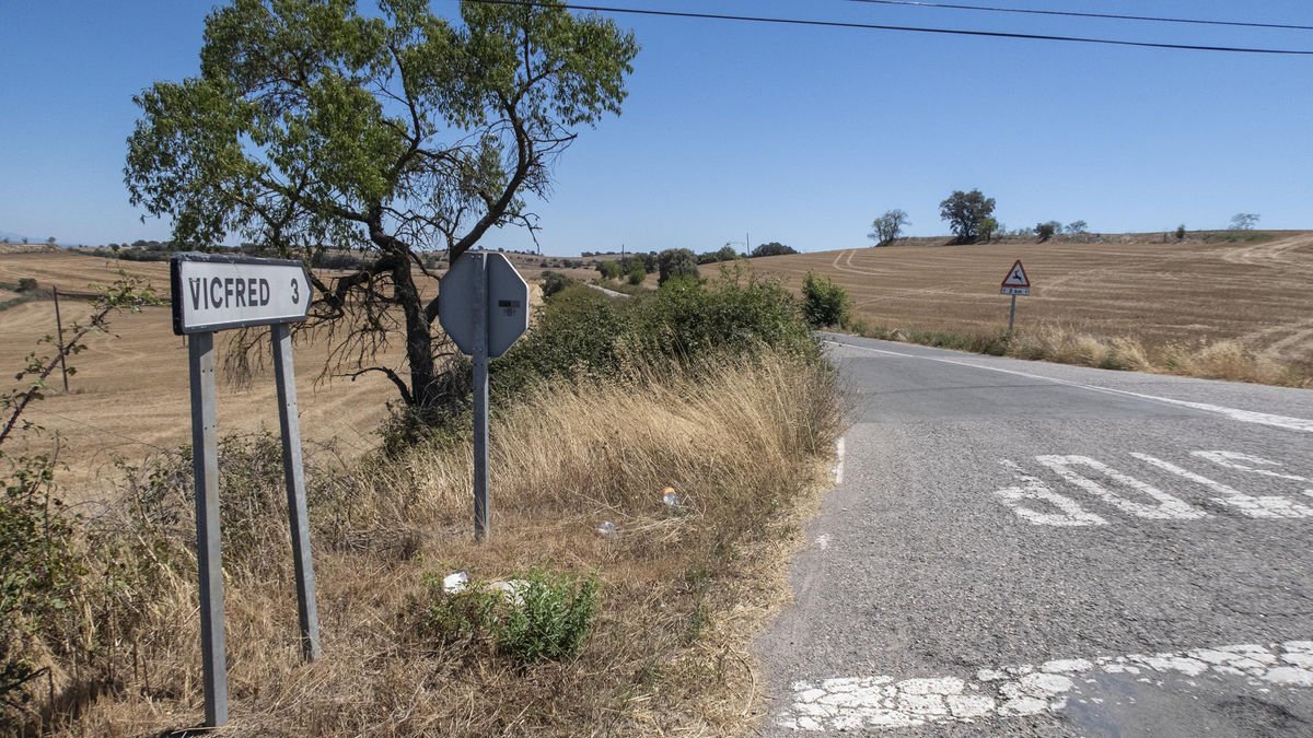 Estat de la carretera de Vicfred, una de les més utilitzades. - XAVIER SANTESMASSES