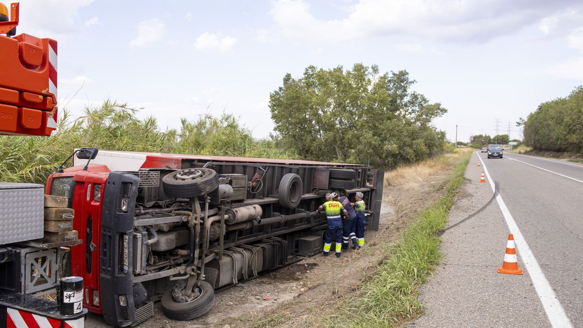 Bolca un camió entre Lleida i Albatàrrec i vessa gasoil - JORDI ECHEVARRIA