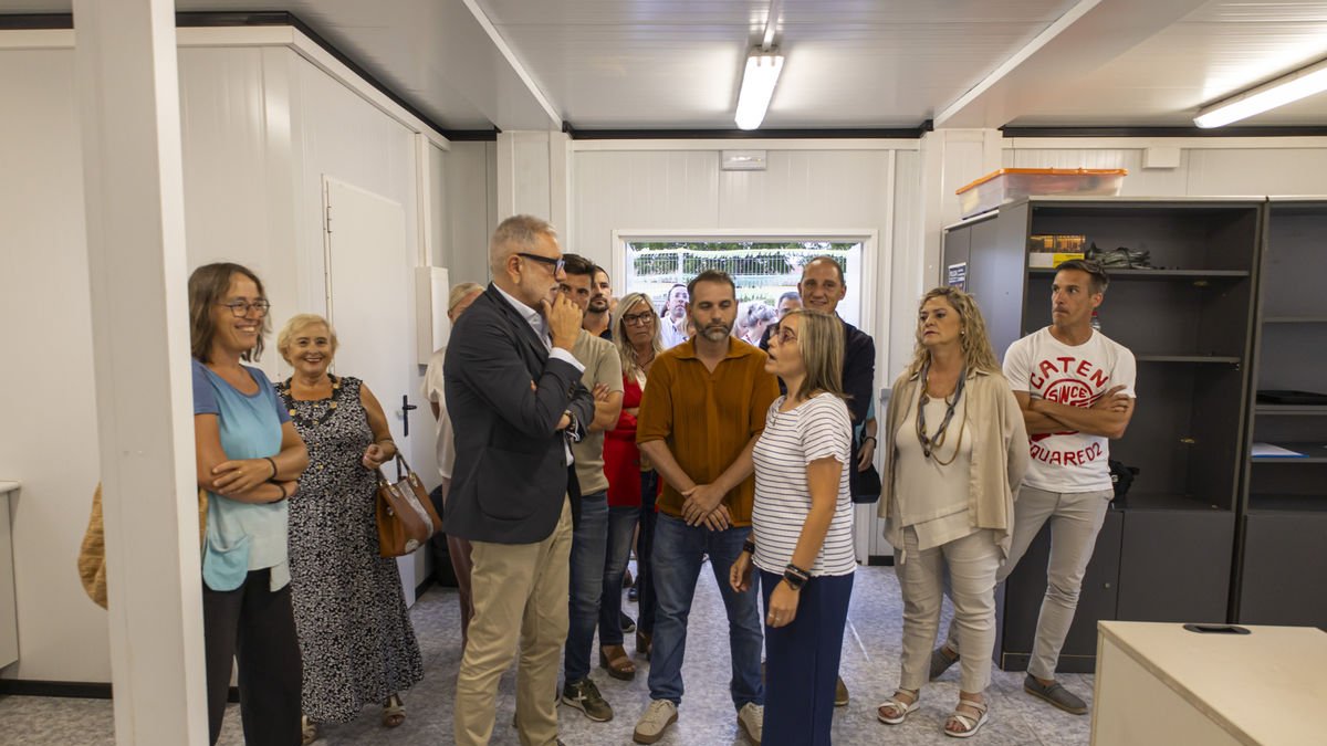 El interior del nuevo local de la asociación de vecinos de Turó de Gardeny, habilitado en contenedores. - JORDI ECHEVARRIA